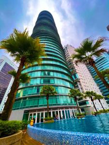 吉隆坡Vortex suites near by KLCC的一座高大的建筑,前面有棕榈树