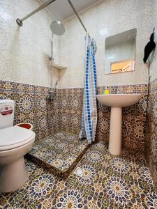 撒马尔罕AL-MOTRUDIY的一间带卫生间和水槽的浴室