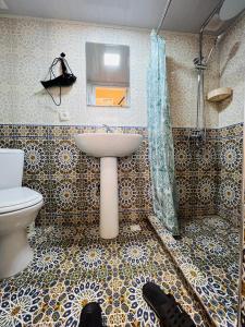 撒马尔罕AL-MOTRUDIY的一间带水槽和卫生间的浴室