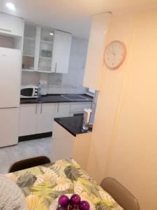 Maravilloso apartamento en Torrejón de Ardoz的厨房或小厨房