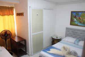 米卡Hostal Alto de la Montaña的一间卧室设有一张床和一个玻璃门
