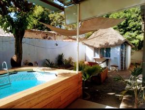 瓦加杜古Le BASTA的一个带遮阳伞的庭院内的游泳池