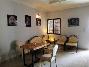 瓦加杜古Le BASTA的一间带桌椅的用餐室
