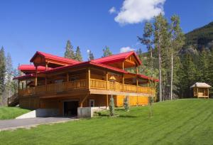 贾斯珀东碧玉山林小屋的一座大型木房子,设有红色屋顶