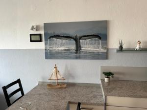 库克斯港Frische Brise Ferienwohnung mit Meerblick的墙上水喷泉画