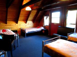 汉默温泉汉默背包客旅舍的小木屋内带两张床的房间