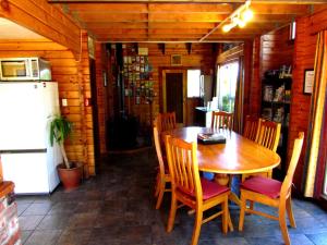 汉默温泉汉默背包客旅舍的一间带木桌和椅子的用餐室