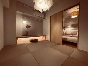 Chikusachō久Hisashi池下店民泊的客房设有带一张床和镜子的卧室