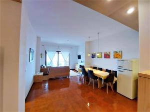下麦克加诺Nice Home in Maccagno con Pino e Veddasca with garden的厨房以及带桌椅的用餐室。