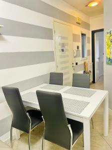 蒙特罗索阿尔马雷Acciuga的一间配备有白色桌椅的用餐室