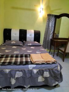 巴西富地Hotel Murah Pasir Puteh的一张带毯子和镜子的床铺