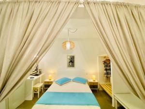 PachainaFani Dream Suite的一间卧室配有一张带蓝色枕头的床