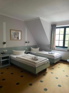 Gotthun格鲁纳鲍姆穆利兹乡村酒店的两张床位于带窗户的房间内