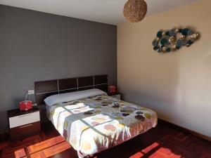 阿尔丹Faro de Aldan的一间卧室配有床,床上装有被子