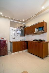 The Lodgers 2 BHK Serviced Apartment infront of Artemis Hospital Gurgaon的厨房或小厨房