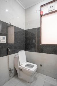 古尔冈The Lodgers 2 BHK Serviced Apartment infront of Artemis Hospital Gurgaon的浴室设有白色卫生间和窗户