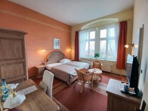 韦尼格罗德Schlossberg-Hotel Garni的酒店客房设有床和窗户。