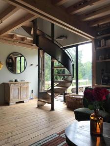 FeingsLa cabane de l'étang的客厅位于房子内,设有螺旋楼梯