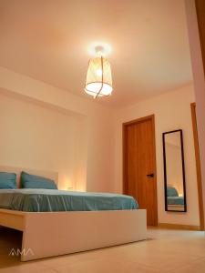 圣多明各Hermoso refugio céntrico的一间卧室配有一张床和一个光线