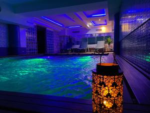 卡萨布兰卡Silver Suites Hotel & Spa的蓝色和绿色的房屋内的游泳池