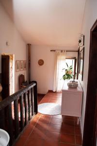 蒙丁-迪巴什图Casa Senhor da Ponte的楼梯通往带窗户的房间
