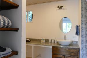 Bajo BoqueteCasitas Vista Verde的一间带水槽和镜子的浴室