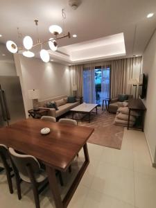 SharmTwo Bedrooms Apartment at Address Residence Fujairah的客厅配有桌子和沙发