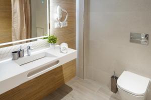 瓦伦西亚Mimi's Apartment in En Corts的一间带水槽和卫生间的浴室