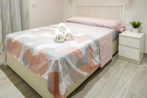 瓦伦西亚Mimi's Apartment in En Corts的一间卧室配有带毛巾的床