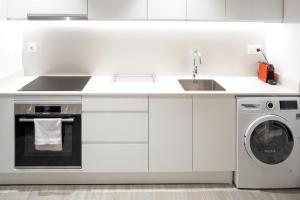 瓦伦西亚Mimi's Apartment in En Corts的白色的厨房配有水槽和洗碗机