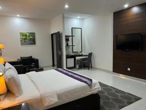 索龙Ayla City Hotel的配有一张床和一张书桌的酒店客房