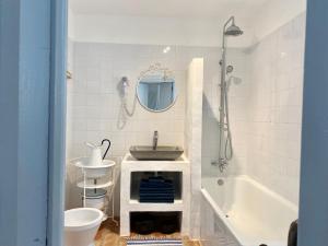 圣巴巴拉-迪内希Casa da Aldeia的浴室配有盥洗盆和浴缸。