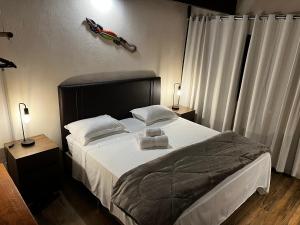 圣若热岛Rancho Aroeira的一间卧室配有一张床,上面有两条毛巾
