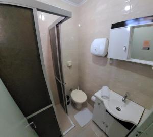 本图贡萨尔维斯Pousada Ritter的浴室配有卫生间、盥洗盆和淋浴。