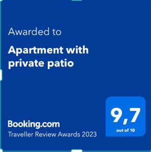 福恩吉罗拉Apartment with private patio的一种蓝色的标志,表示与私人实验相比较