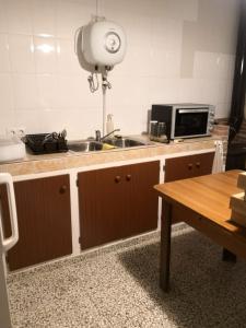 皮萨拉Finca La Pimienta的厨房配有水槽、微波炉和桌子
