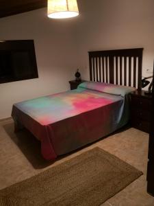 皮萨拉Finca La Pimienta的一间卧室配有一张大床和木制床头板
