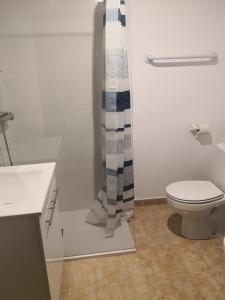 皮萨拉Finca La Pimienta的一间带卫生间和淋浴帘的浴室