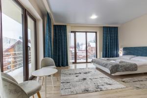 布克维Elena Spa Resort的一间卧室设有一张床和一个大窗户