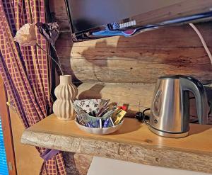 MuurameHotelli Vuorikelo的茶壶和花瓶的桌子