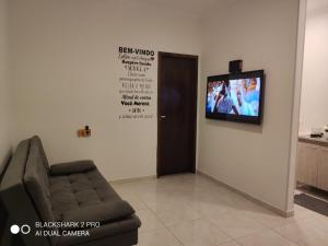 约恩维利BORA BORA RESIDENCE的客厅配有沙发和墙上的电视