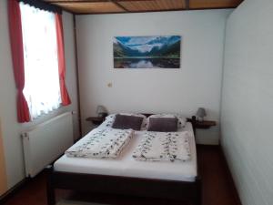 Selnica ob DraviApartma的一间小卧室,卧室内配有一张床铺