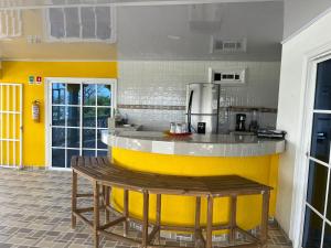 普罗维登西亚Posada buena vista al mar的厨房设有黄色和白色的台面