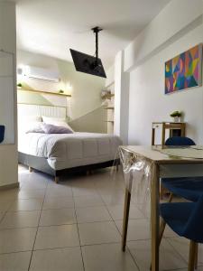 科尔多瓦Cañada Suites的客厅配有床和桌子