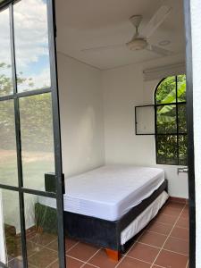 梅尔加Casa Boutique Bellavista con piscina privada!的一间设有床铺的卧室,位于带窗户的房间内