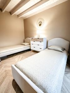 SvencelėSvencele Lounge Apartments的一间卧室配有一张床和一个梳妆台