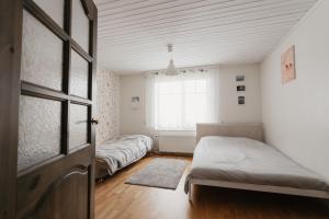 塔尔图Vase Holiday Home的一间卧室设有两张床和窗户。