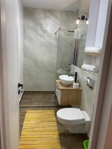巴亚马雷Spacemax的浴室配有卫生间、盥洗盆和淋浴。