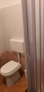 卡萨拉诺Pajara di Giovanni的一间位于客房内的白色卫生间的浴室