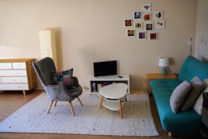 希察克尔Ferienwohnung am Waldrand, Hitzacker的客厅配有沙发、两把椅子和一张桌子